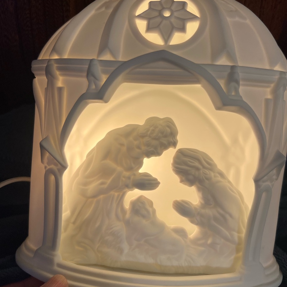 Department 56 Winter Silhouette Porcelain Lighted Nativity, excellent condition - Picture 4 of 11